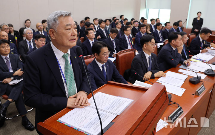 [서울=뉴시스] 고범준 기자 = 김회천 한국수력원자력 사장이 12일 서울 여의도 국회에서 열린 산업통상자원중소벤처기업위원회 국정감사(대한무역투자진흥공사 등)에서 의원 질의에 답변하고 있다. 2026.10.12. bjko@newsis.com