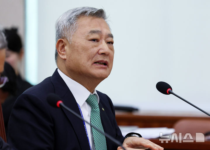 [서울=뉴시스] 고범준 기자 = 김회천 한국수력원자력 사장이 12일 서울 여의도 국회에서 열린 산업통상자원중소벤처기업위원회 국정감사(대한무역투자진흥공사 등)에서 의원 질의에 답변하고 있다. 2026.10.12. bjko@newsis.com