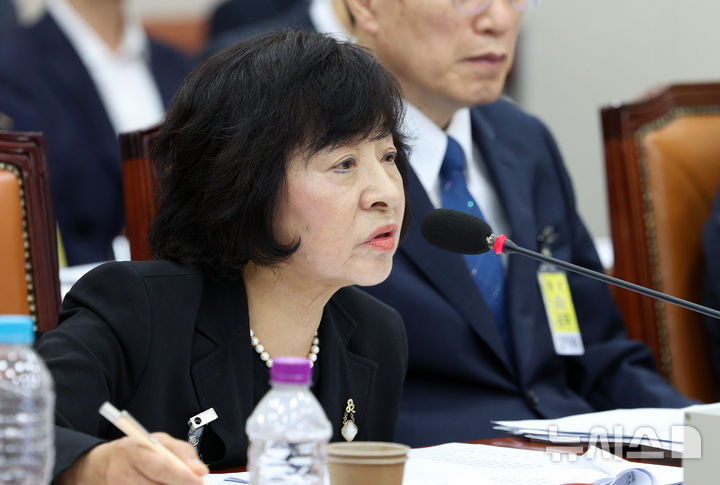 [서울=뉴시스] 고범준 기자 = 박지향 동북아역사재단 이사장이 12일 서울 여의도 국회에서 열린 교육위원회 국정감사(한국학중앙연구원 등)에서 의원 질의에 답변하고 있다. 2026.10.12. bjko@newsis.com