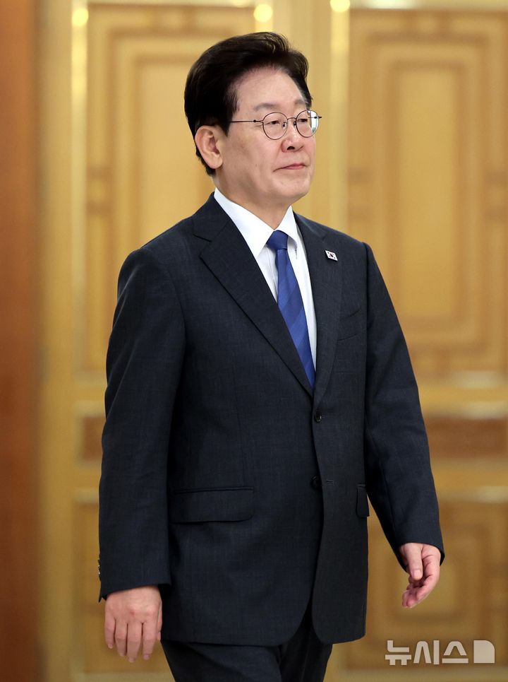 [서울=뉴시스] 조성봉 기자 = 이재명 대통령이 12일 청와대에서 열린 주한대사 신임장 제정식에 입장하고 있다. (청와대통신사진기자단) 2026.10.12. suncho21@newsis.com