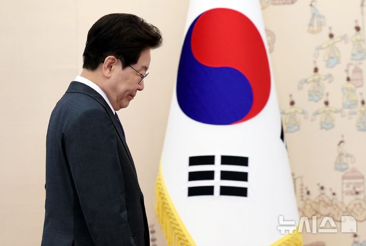[서울=뉴시스] 조성봉 기자 = 이재명 대통령이 12일 청와대에서 열린 주한대사 신임장 제정식에 입장하고 있다. (청와대통신사진기자단) 2026.10.12. suncho21@newsis.com