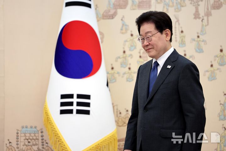 [서울=뉴시스] 조성봉 기자 = 이재명 대통령이 12일 청와대에서 열린 주한대사 신임장 제정식을 마치고 이동하고 있다. (청와대통신사진기자단) 2026.10.12. suncho21@newsis.com