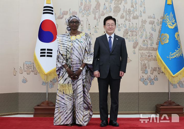[서울=뉴시스] 조성봉 기자 = 이재명 대통령이 12일 청와대에서 열린 주한대사 신임장 제정식에서 파투 가이 은곰 주한세네갈대사에게 신임장을 받고 기념 촬영을 하고 있다. (청와대통신사진기자단) 2026.10.12. suncho21@newsis.com