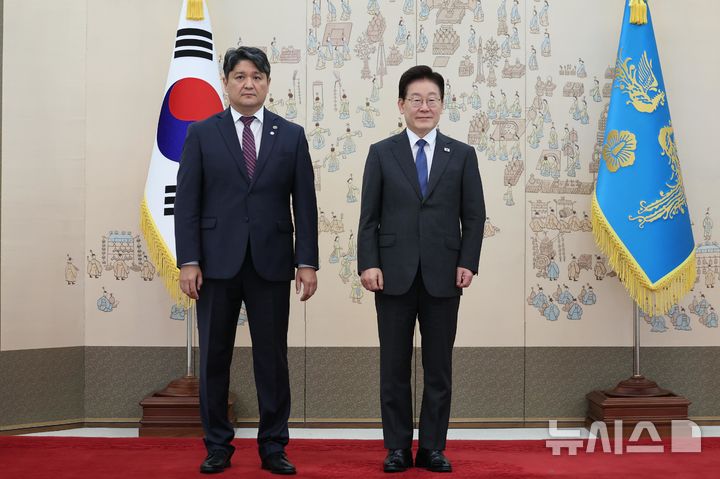 [서울=뉴시스] 조성봉 기자 = 이재명 대통령이 12일 청와대에서 열린 주한대사 신임장 제정식에서 멜리스 마마달리예프 주한키르기스스탄대사에게 신임장을 받고 기념 촬영을 하고 있다. (청와대통신사진기자단) 2026.10.12. suncho21@newsis.com