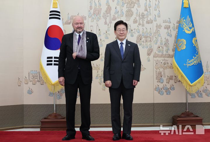 [서울=뉴시스] 조성봉 기자 = 이재명 대통령이 12일 청와대에서 열린 주한대사 신임장 제정식에서 에스펜 프레데릭 라센 주한노르웨이대사에게 신임장을 받고 기념 촬영을 하고 있다. (청와대통신사진기자단) 2026.10.12. suncho21@newsis.com