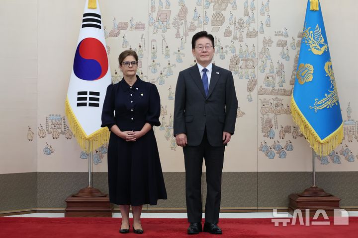 [서울=뉴시스] 조성봉 기자 = 이재명 대통령이 12일 청와대에서 열린 주한대사 신임장 제정식에서 비비안 데 피에르푸 미덴세 주한온두라스대사에게 신임장을 받고 기념 촬영을 하고 있다. (청와대통신사진기자단) 2026.10.12. suncho21@newsis.com