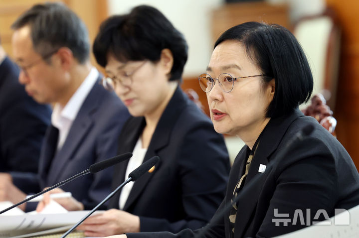 [서울=뉴시스] 박영태 기자 = 한성숙 국무총리가 12일 오후 서울 종로구 정부서울청사에서 제11차 자살예방정책위원회 위촉식 및 회의를 주재하고 있다. 2026.10.12. since1999@newsis.com
