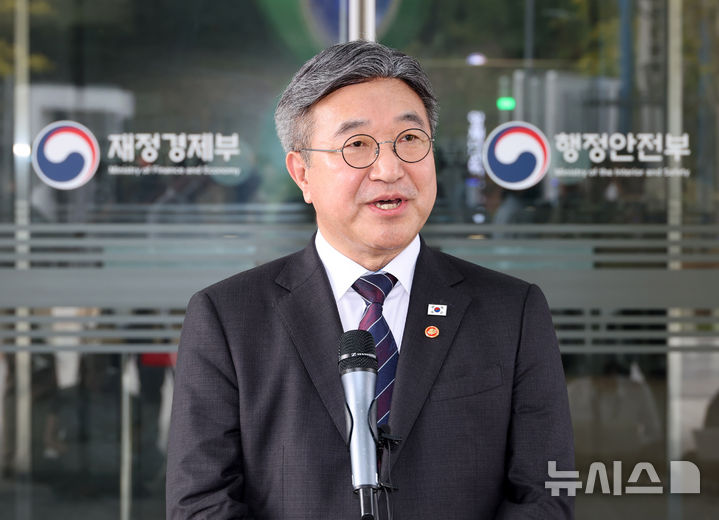 [세종=뉴시스] 배훈식 기자 = 윤호중 행정안전부 장관이 12일 오후 세종시 정부세종청사에서 임은정 광주지방중대범죄수사청장 감찰 지시와 관련한 취재진의 질문에 답하고 있다. 2026.10.12. dahora83@newsis.com