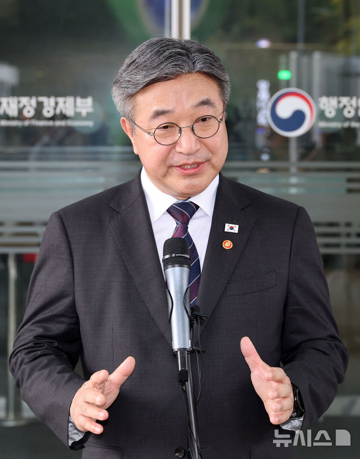 [세종=뉴시스] 배훈식 기자 = 윤호중 행정안전부 장관이 12일 오후 세종시 정부세종청사에서 임은정 광주지방중대범죄수사청장 감찰 지시와 관련한 취재진의 질문에 답하고 있다. 2026.10.12. dahora83@newsis.com