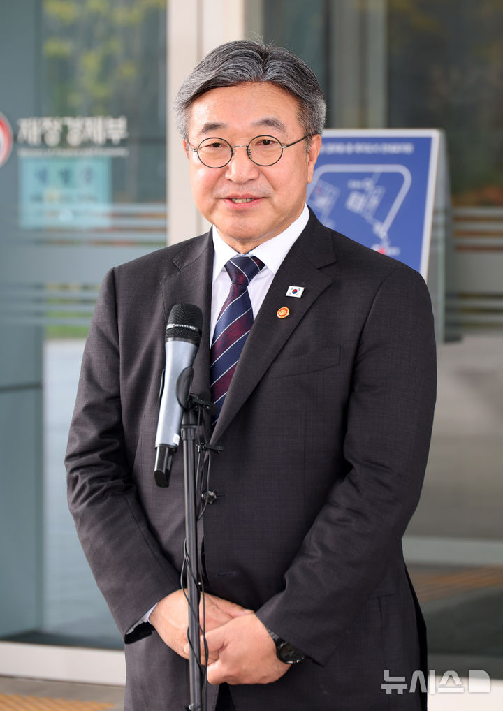 [세종=뉴시스] 배훈식 기자 = 윤호중 행정안전부 장관이 12일 오후 세종시 정부세종청사에서 임은정 광주지방중대범죄수사청장 감찰 지시와 관련한 취재진의 질문에 답하고 있다. 2026.10.12. dahora83@newsis.com