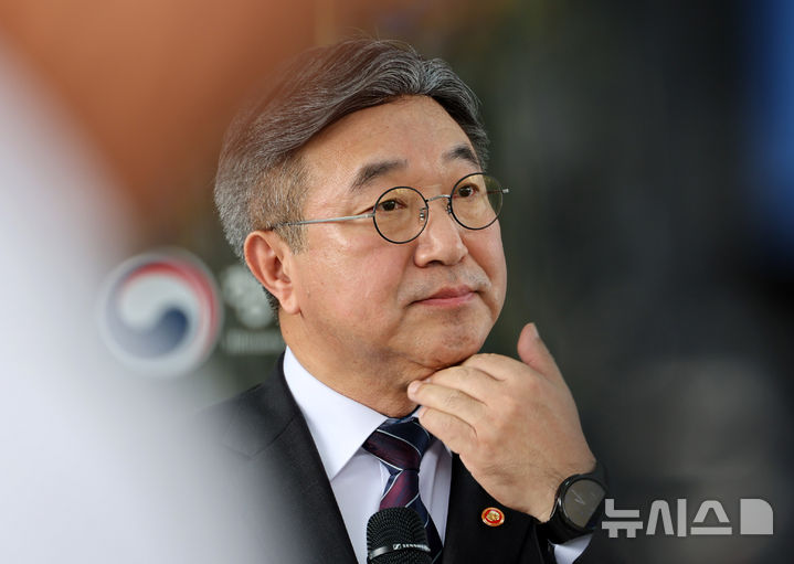 [세종=뉴시스] 배훈식 기자 = 윤호중 행정안전부 장관이 12일 오후 세종시 정부세종청사에서 임은정 광주지방중대범죄수사청장 감찰 지시와 관련한 취재진의 질문을 듣고 있다. 2026.10.12. dahora83@newsis.com