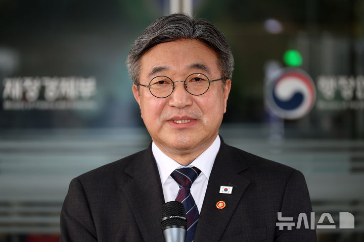 [세종=뉴시스] 배훈식 기자 = 윤호중 행정안전부 장관이 12일 오후 세종시 정부세종청사에서 임은정 광주지방중대범죄수사청장 감찰 지시와 관련한 취재진의 질문에 답하고 있다. 2026.10.12. dahora83@newsis.com