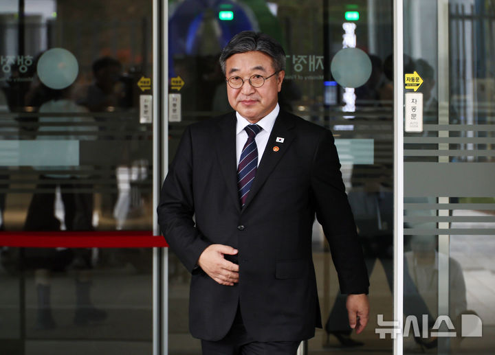 [세종=뉴시스] 배훈식 기자 = 윤호중 행정안전부 장관이 12일 오후 세종시 정부세종청사에서 임은정 광주지방중대범죄수사청장 감찰 지시와 관련한 입장을 밝히기 위해 취재진 앞에 서고 있다. 2026.10.12. dahora83@newsis.com