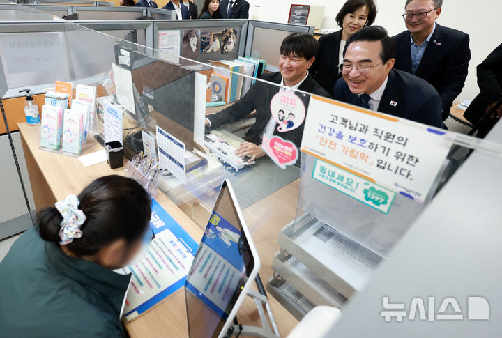 [서울=뉴시스] 이영환 기자 = 박홍근 기획예산처 장관이 12일 오후 서울 중구 중앙서민금융통합지원센터를 방문해 정책금융지원 상담자와 대화를 하고 있다. 2026.10.12. 20hwan@newsis.com