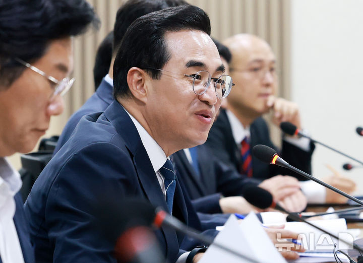 [서울=뉴시스] 이영환 기자 = 박홍근 기획예산처 장관이 12일 오후 서울 중구 중앙서민금융통합지원센터에서 열린 서민금융 현장 간담회에 참석해 발언을 하고 있다. 2026.10.12. 20hwan@newsis.com