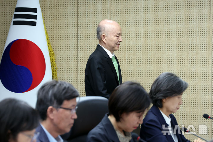 [서울=뉴시스] 고승민 기자 = 안창호 국가인권위원장이 12일 서울 국가인권위원회에서 열린 제17차 전원위원회의에 참석하고 있다. 2026.10.12. kkssmm99@newsis.com