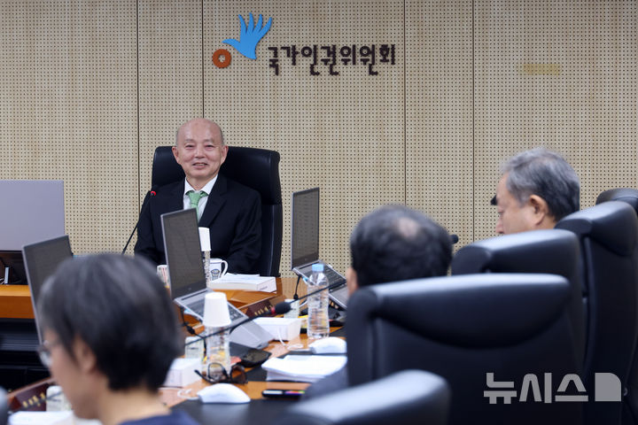 [서울=뉴시스] 고승민 기자 = 안창호 국가인권위원장이 12일 서울 국가인권위원회에서 열린 제17차 전원위원회의에서 시작 전 위원들과 대화를 하고 있다. 2026.10.12. kkssmm99@newsis.com