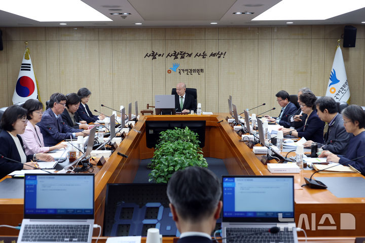 [서울=뉴시스] 고승민 기자 = 안창호 국가인권위원장이 12일 서울 국가인권위원회에서 열린 제17차 전원위원회의에서 회의를 개의하고 있다. 2026.10.12. kkssmm99@newsis.com
