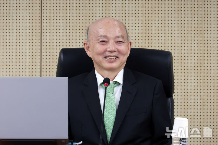 [서울=뉴시스] 고승민 기자 = 안창호 국가인권위원장이 12일 서울 국가인권위원회에서 열린 제17차 전원위원회의에서 시작 전 위원들과 대화를 하고 있다. 2026.10.12. kkssmm99@newsis.com