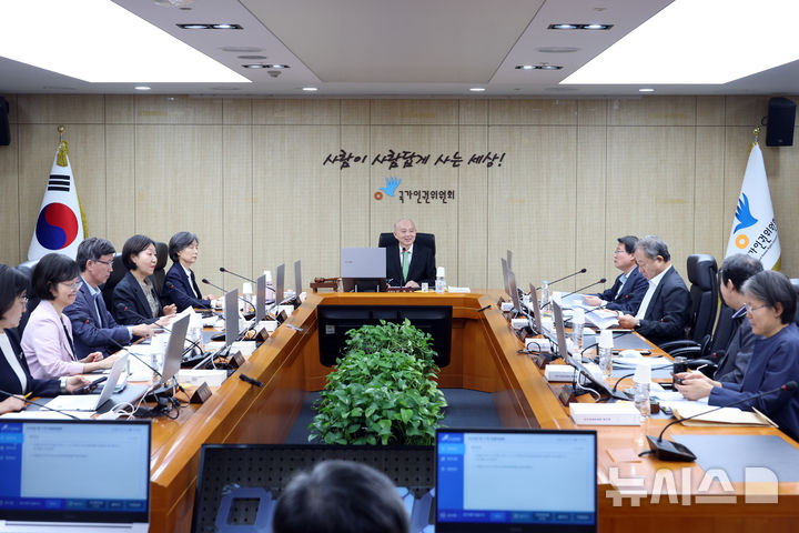 [서울=뉴시스] 고승민 기자 = 안창호 국가인권위원장이 12일 서울 국가인권위원회에서 열린 제17차 전원위원회의에서 시작 전 위원들과 대화를 하고 있다. 2026.10.12. kkssmm99@newsis.com