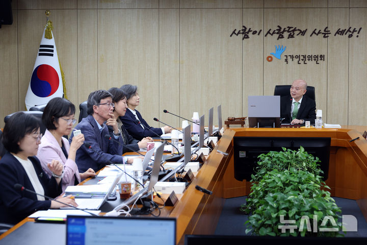 [서울=뉴시스] 고승민 기자 = 안창호 국가인권위원장이 12일 서울 국가인권위원회에서 열린 제17차 전원위원회의에서 시작 전 위원들과 대화를 하고 있다. 2026.10.12. kkssmm99@newsis.com