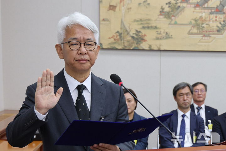 [서울=뉴시스] 고범준 기자 = 성윤석 유웨이어플라이 대표가 12일 서울 여의도 국회에서 열린 교육위원회 국정감사(한국학중앙연구원 등)에서 증인으로 출석해 선서를 하고 있다. 2026.10.12. bjko@newsis.com 