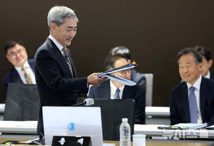 [서울=뉴시스] 조성우 기자 = 신현송 한국은행 총재가 12일 서울 중구 한국은행에서 열린 국회 재정경제기획위원회 국정감사에 출석하고 있다. 2026.10.12. xconfind@newsis.com
