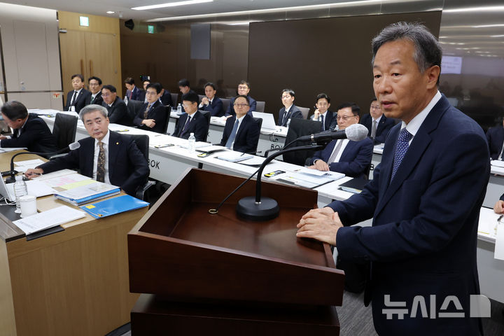 답변하는 황건일 금통위원