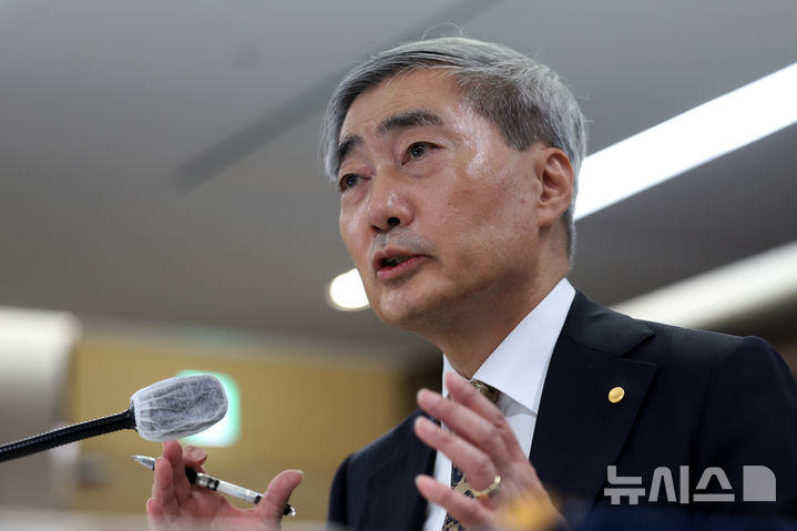 [서울=뉴시스] 조성우 기자 = 신현송 한국은행 총재가 12일 서울 중구 한국은행에서 열린 국회 재정경제기획위원회 국정감사에서 의원 질의에 답변하고 있다. 2026.10.12. xconfind@newsis.com