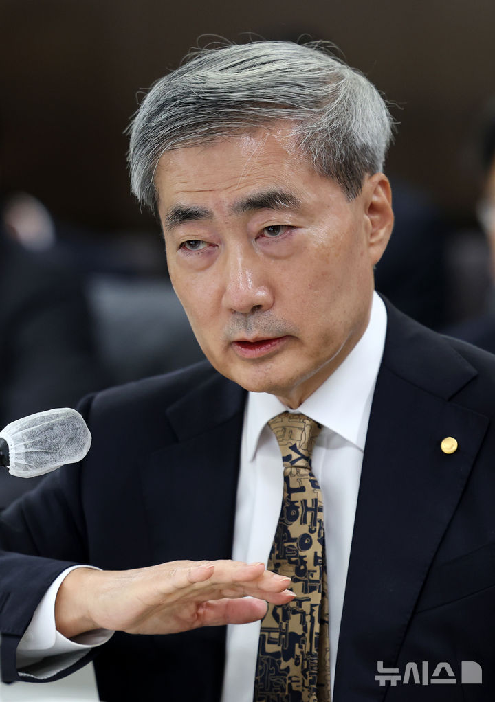 답변하는 신현송 한은 총재