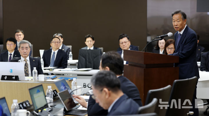 답변하는 황건일 금통위원