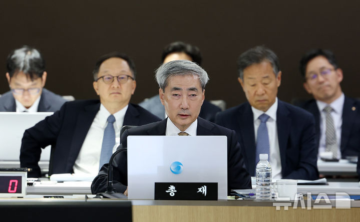 [서울=뉴시스] 조성우 기자 = 신현송 한국은행 총재가 12일 서울 중구 한국은행에서 열린 국회 재정경제기획위원회 국정감사에서 의원 질의에 답변하고 있다. 2026.10.12. xconfind@newsis.com