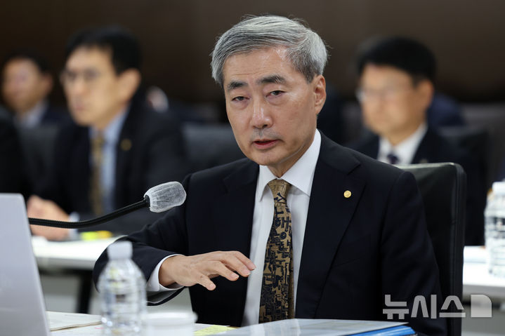 답변하는 신현송 한은 총재