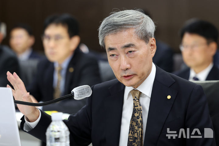 [서울=뉴시스] 조성우 기자 = 신현송 한국은행 총재가 12일 서울 중구 한국은행에서 열린 국회 재정경제기획위원회 국정감사에서 의원 질의에 답변하고 있다. 2026.10.12. xconfind@newsis.com