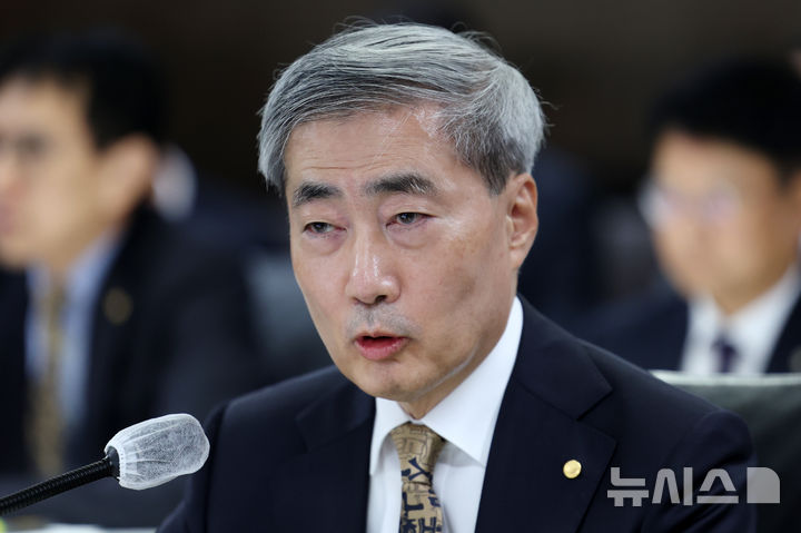 국감 답변하는 신현송 한은 총재