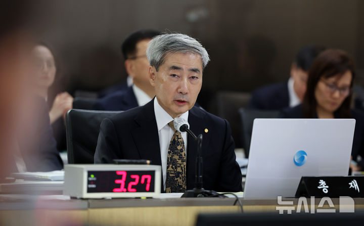 [서울=뉴시스] 조성우 기자 = 신현송 한국은행 총재가 12일 서울 중구 한국은행에서 열린 국회 재정경제기획위원회 국정감사에서 의원 질의에 답변하고 있다. 2026.10.12. xconfind@newsis.com