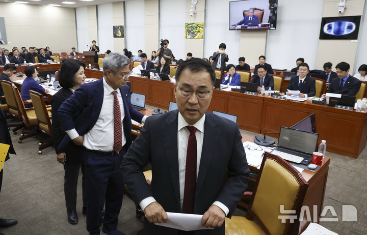 [서울=뉴시스] 김근수 기자 = 최형두 국민의힘 간사를 비롯한 국민의힘 의원들이 12일 오후 서울 여의도 국회에서 열린 과학기술정보통신위원회 국정감사에서 더불어민주당이 제안한 이진숙 국민의힘 의원에 대한 제척안에 반발해 퇴장하고 있다. 2026.10.12. ks@newsis.com