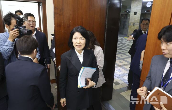 [서울=뉴시스] 김근수 기자 = 이진숙 국민의힘 의원이 12일 오후 서울 여의도 국회에서 열린 과학기술정보통신위원회 국정감사에서 더불어민주당이 제안한 본인에 대한 제척안에 반발해 퇴장하고 있다. 2026.10.12. ks@newsis.com