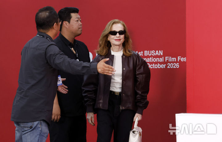 BIFF 찾은 이자벨 위페르