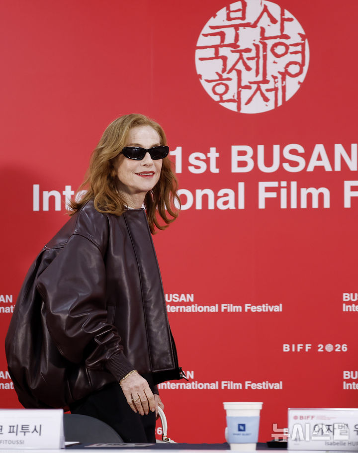 BIFF 찾은 이자벨 위페르