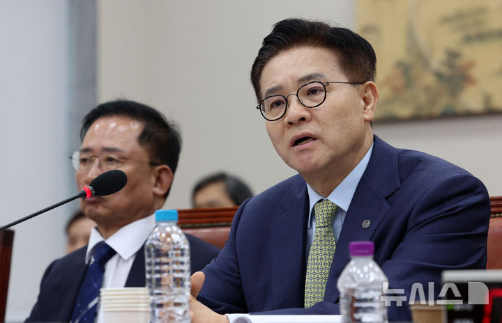 [서울=뉴시스] 고범준 기자 = 이기정 한국대학교육협의회 회장이 12일 서울 여의도 국회에서 열린 교육위원회 국정감사(한국학중앙연구원 등)에서 의원 질의에 답변하고 있다. 2026.10.12. bjko@newsis.com