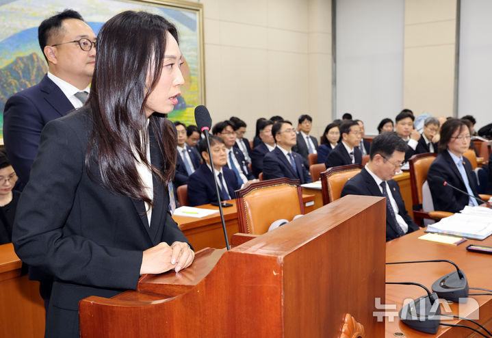 [서울=뉴시스] 최진석 기자 = 주성원(오른쪽) 쿠팡 총괄부사장과 김용석 우아한형제들 부사장이 12일 여의도 국회에서 열린 정무위원회의 공정거래위원회 등에 대한 국정감사에 출석해 의원 질의에 답변하고 있다. 2026.10.12. myjs@newsis.com