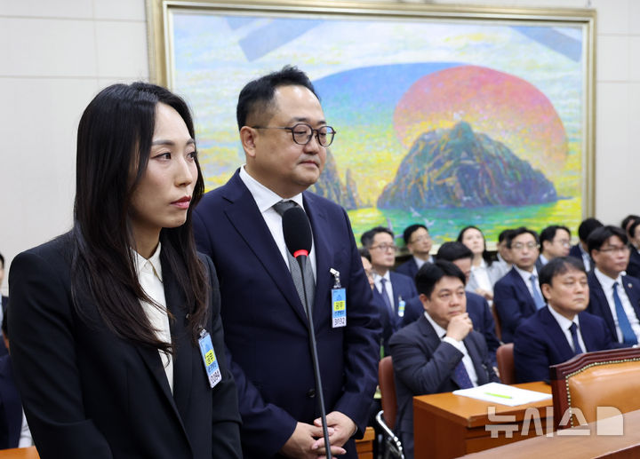 [서울=뉴시스] 최진석 기자 = 주성원(왼쪽) 쿠팡 총괄부사장과 김용석 우아한형제들 부사장이 12일 여의도 국회에서 열린 정무위원회의 공정거래위원회 등에 대한 국정감사에 출석해 의원 질의를 듣고 있다. 2026.10.12. myjs@newsis.com