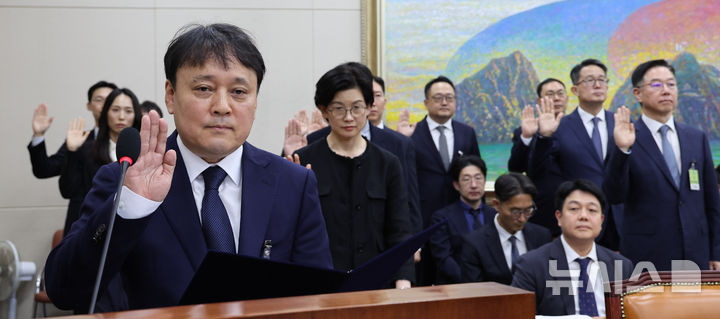 [서울=뉴시스] 최진석 기자 = 김종화 SK에너지 대표를 비롯한 증인들이 12일 여의도 국회에서 열린 정무위원회의 공정거래위원회 등에 대한 국정감사에 출석해 증인 선서를 하고 있다. 2026.10.12. myjs@newsis.com