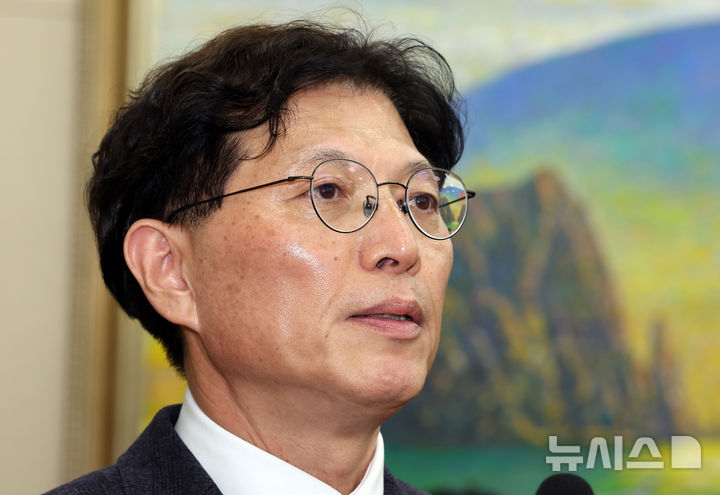 [서울=뉴시스] 최진석 기자 = 오진석 GS리테일 부사장이 12일 여의도 국회에서 열린 정무위원회의 공정거래위원회 등에 대한 국정감사에 출석해 의원 질의에 답변하고 있다. 2026.10.12. myjs@newsis.com