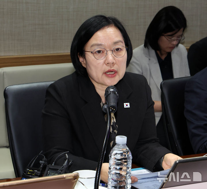 [서울=뉴시스] 청사사진기자단 = 한성숙 국무총리가 12일 서울 동작구 보라매병원에서 생명지킴 현장행보 중 보라매병원 의료진과 간담회를 하고 있다. 2026.10.12. chocrystal@newsis.com