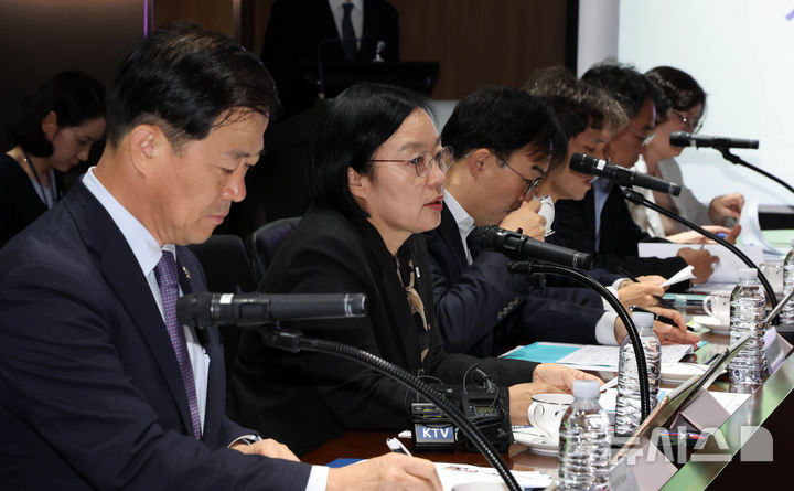[서울=뉴시스] 청사사진기자단 = 한성숙 국무총리가 12일 서울 동작구 보라매병원에서 생명지킴 현장행보 중 보라매병원 의료진과 간담회를 하고 있다. 2026.10.12. chocrystal@newsis.com