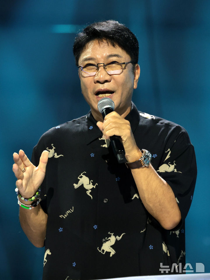 [고양=뉴시스] 전진환 기자 = 이수만 A2O엔터테인먼트 키 프로듀서 겸 비저너리 리더가 12일 보이그룹 에이 투 오 소울(A2O SOUL)과 걸그룹 에이 투 오 라이트(A2O LITE)의 데뷔 쇼가 진행된 12일 경기도 고양시 킨텍스에서 취재진에게 인사말을 하고 있다 2026.10.12. amin2@newsis.com