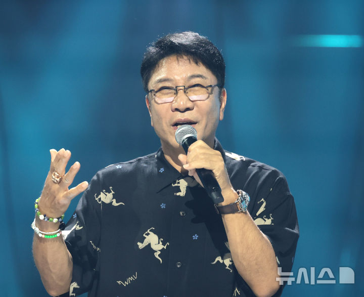 [고양=뉴시스] 전진환 기자 = 이수만 A2O엔터테인먼트 키 프로듀서 겸 비저너리 리더가 12일 보이그룹 에이 투 오 소울(A2O SOUL)과 걸그룹 에이 투 오 라이트(A2O LITE)의 데뷔 쇼가 진행된 12일 경기도 고양시 킨텍스에서 취재진에게 인사말을 하고 있다 2026.10.12. amin2@newsis.com