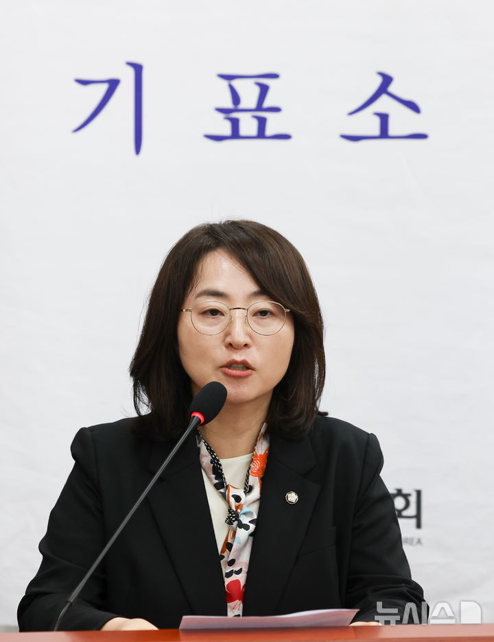 [서울=뉴시스] 김근수 기자 = 이주희 더불어민주당 의원이 12일 오후 서울 여의도 국회에서 열린 과학기술정보통신위원회 국정감사에서 이진숙 국민의힘 과방위원에 대한 제척안에 대해 발언하고 있다. 2026.10.12. ks@newsis.com